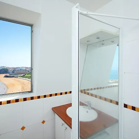 帕维永英格兰酒店 *